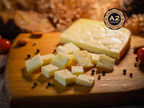 Крафтовый твёрдый сыр в фирменной упаковке